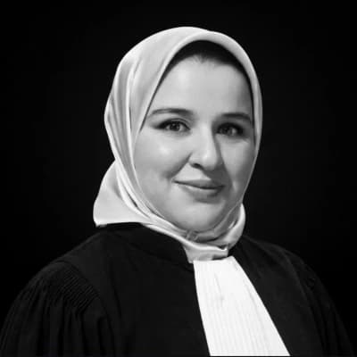 Portrait de Maître Maroua BENALI en robe d’avocate
